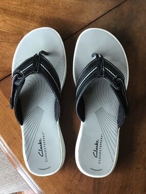 Clarks Women's Black and White Cloudsteppers Thong Sandals